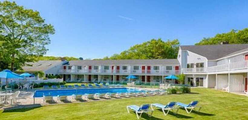 فندق Rhumb Line Resort