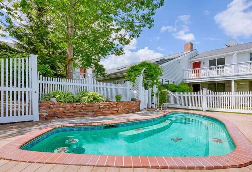 فندق Rhumb Line Resort