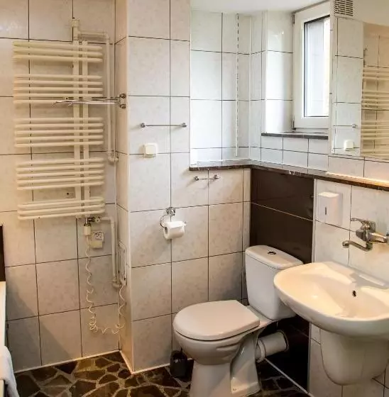 Hotelli Zajazd Wrota Lasu