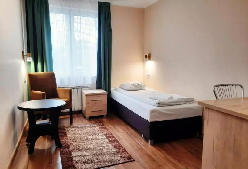 Hotelli Zajazd Wrota Lasu