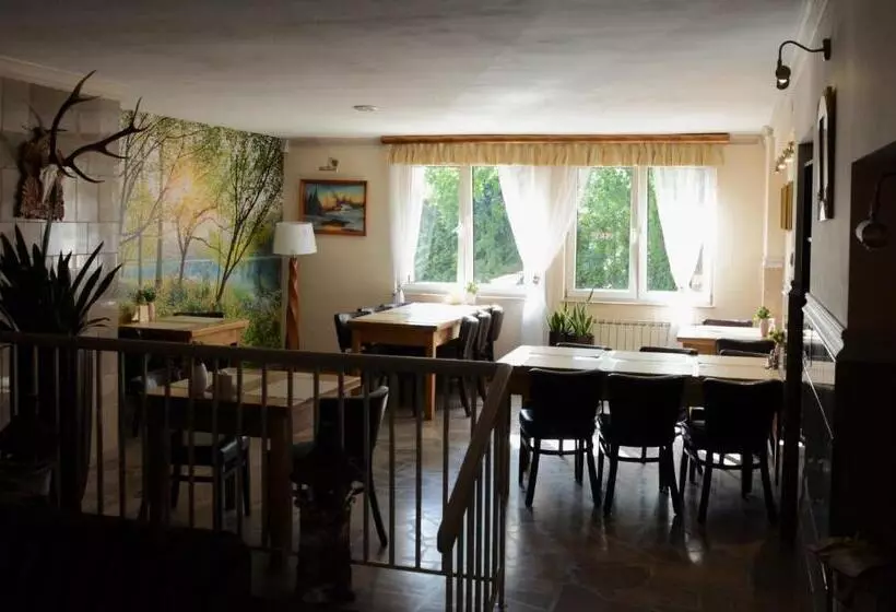Hotelli Zajazd Wrota Lasu