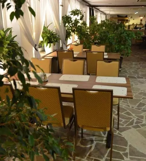 Hotelli Zajazd Wrota Lasu