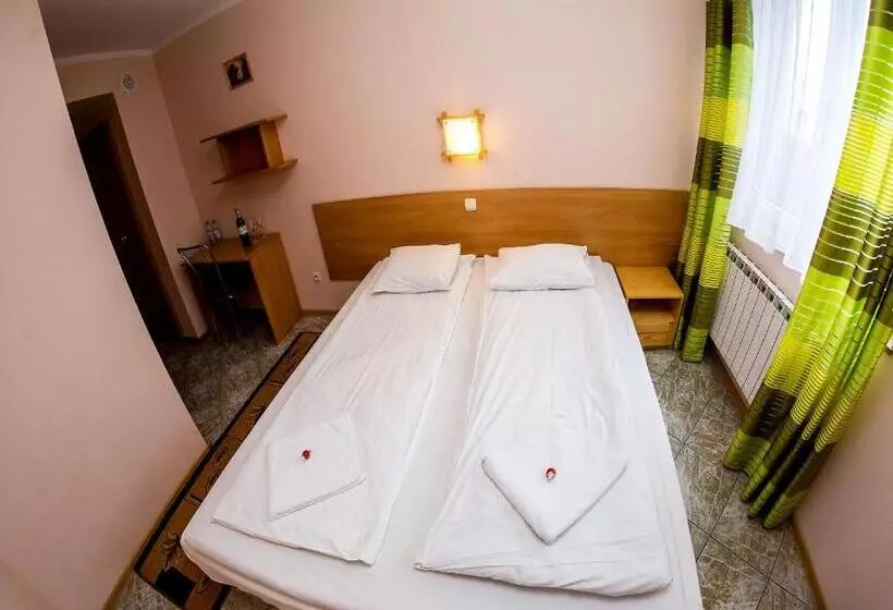 Hotelli Zajazd Wrota Lasu