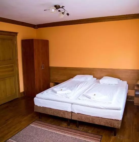 Hotelli Zajazd Wrota Lasu