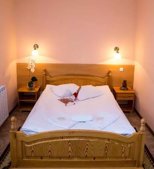 Hotelli Zajazd Wrota Lasu