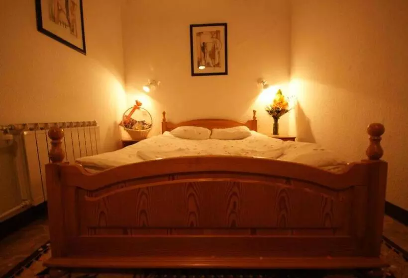 Hotelli Zajazd Wrota Lasu