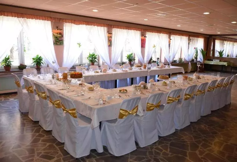 Hotelli Zajazd Wrota Lasu