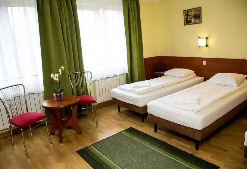 Hotelli Zajazd Wrota Lasu