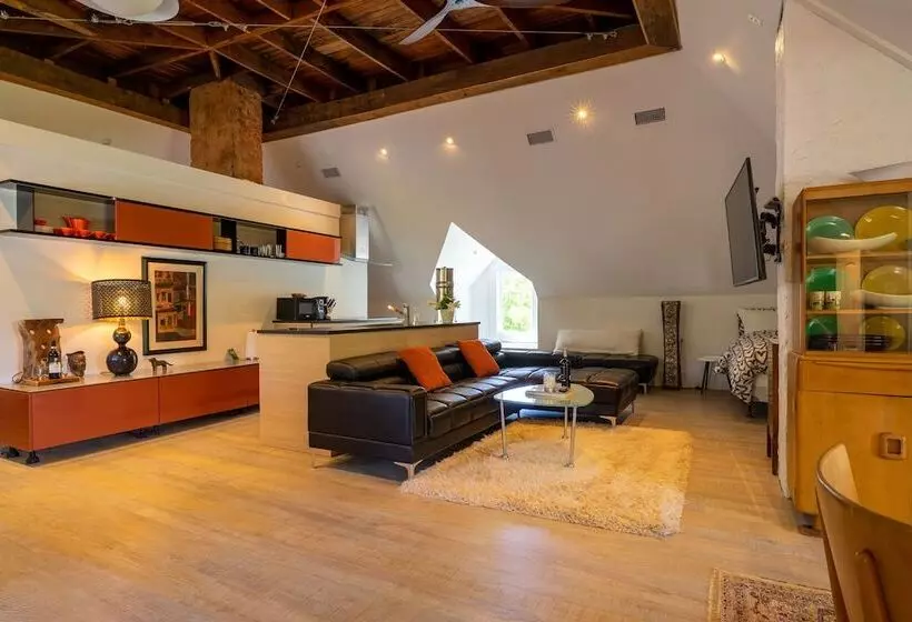 Auburn Bed And Breakfast