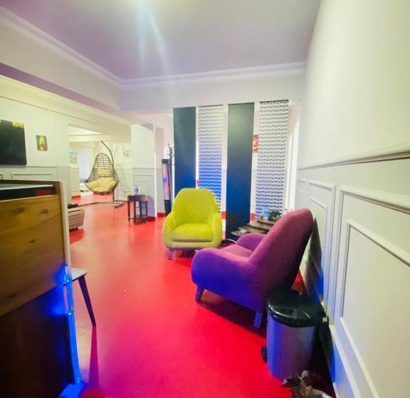 מלון כמוסות Transit