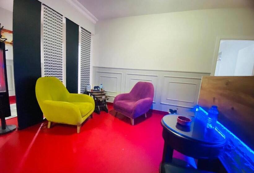 מלון כמוסות Transit