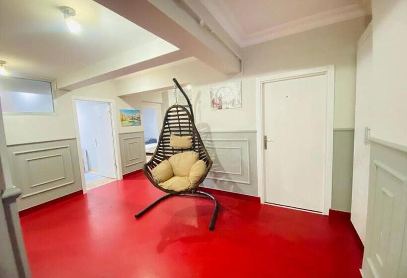 מלון כמוסות Transit