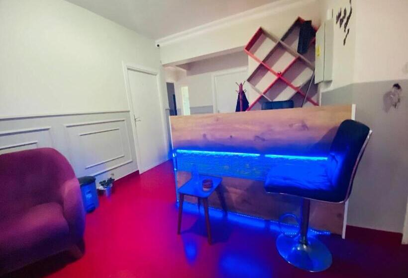 מלון כמוסות Transit