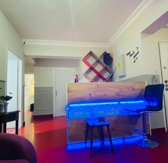 מלון כמוסות Transit