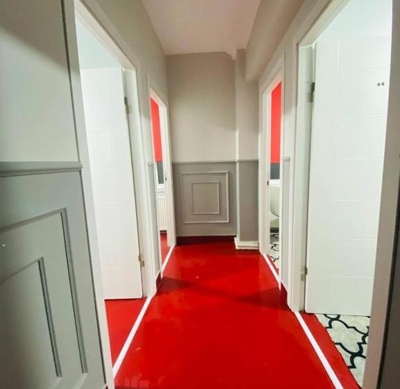 מלון כמוסות Transit