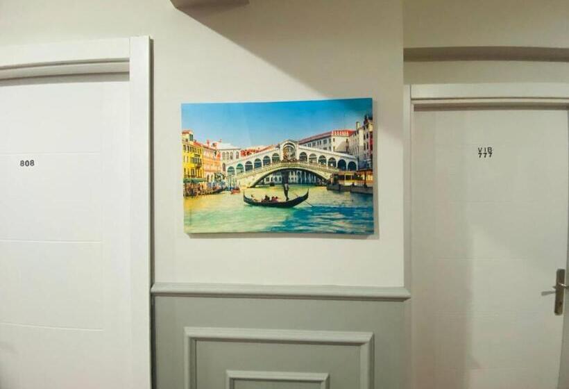 מלון כמוסות Transit