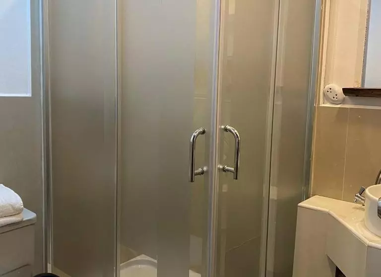 ペンション Calu L  Petit Hostel
