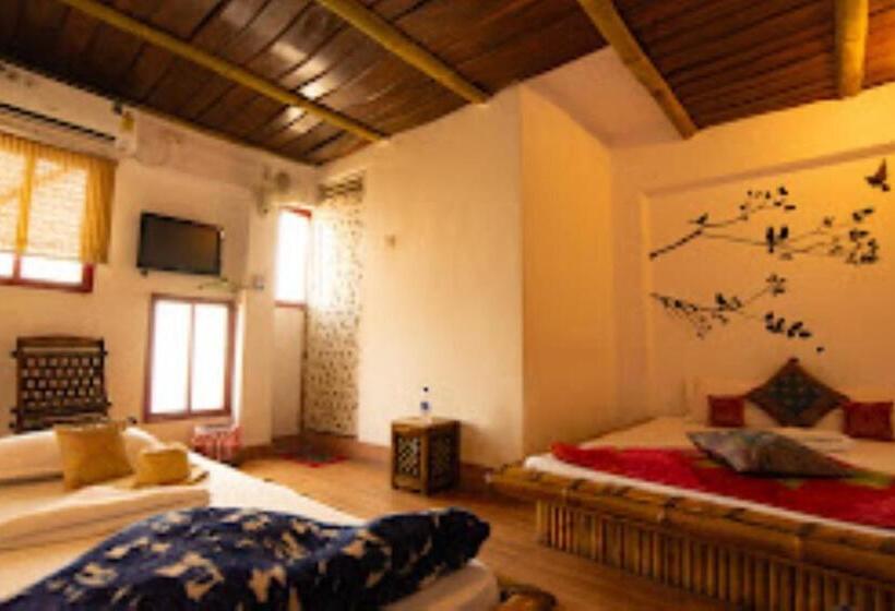 Отель Shri Guest House & Roof Top Restaurant Varanasi