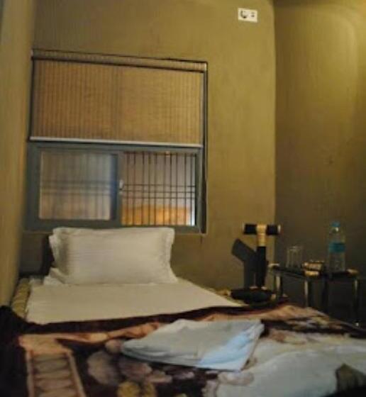 Отель Shri Guest House & Roof Top Restaurant Varanasi