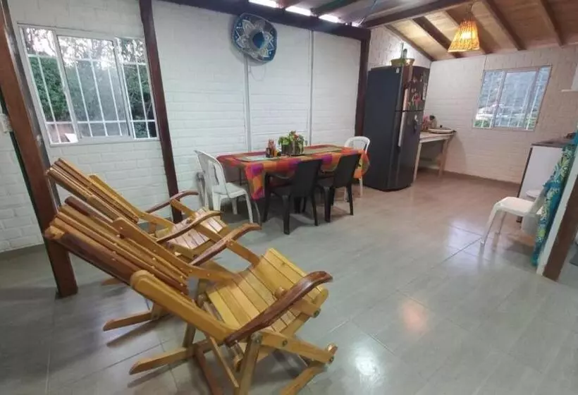 ペンション Hostal Beshalom