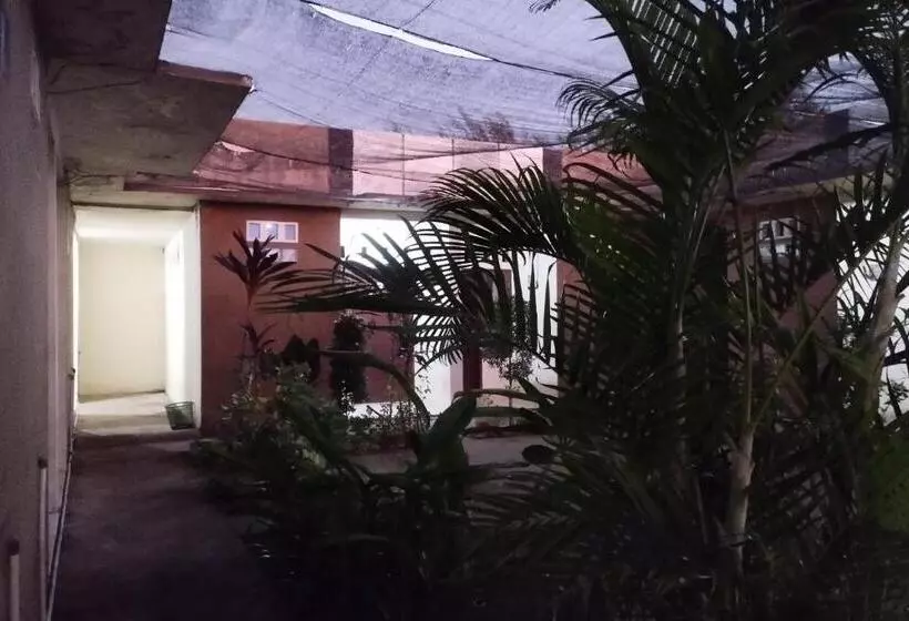 ホテル Spot On 93510 Penginapan Melati Tanjung