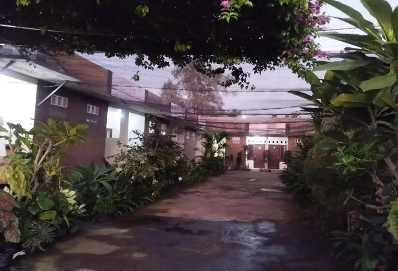 ホテル Spot On 93510 Penginapan Melati Tanjung