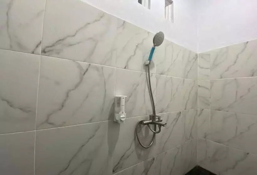 ホテル Spot On 93510 Penginapan Melati Tanjung