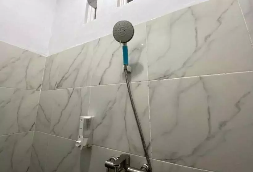 ホテル Spot On 93510 Penginapan Melati Tanjung