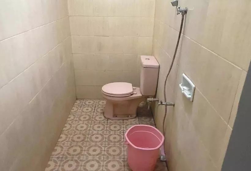 ホテル Spot On 93517 De Lanang Homestay