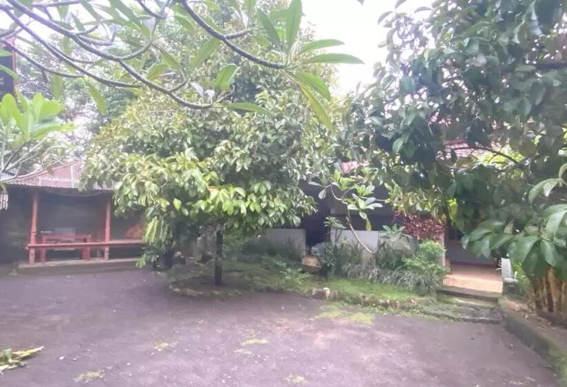 ホテル Spot On 93517 De Lanang Homestay