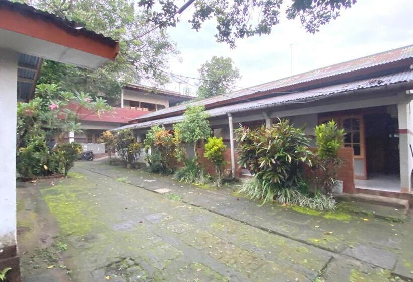 Отель Spot On 93517 De Lanang Homestay