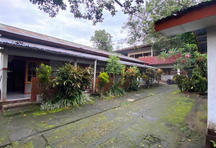 Отель Spot On 93517 De Lanang Homestay