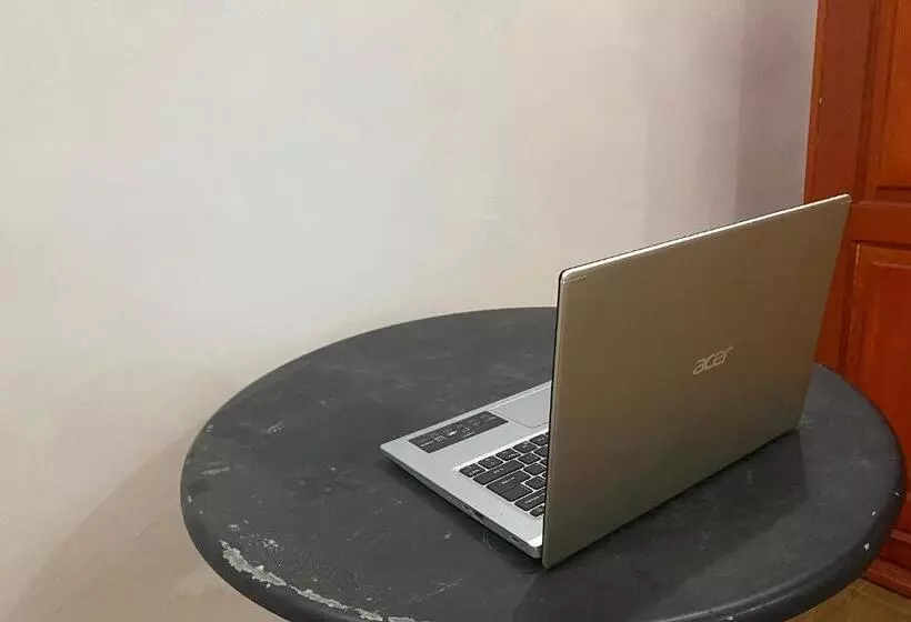 ホテル Spot On 93517 De Lanang Homestay