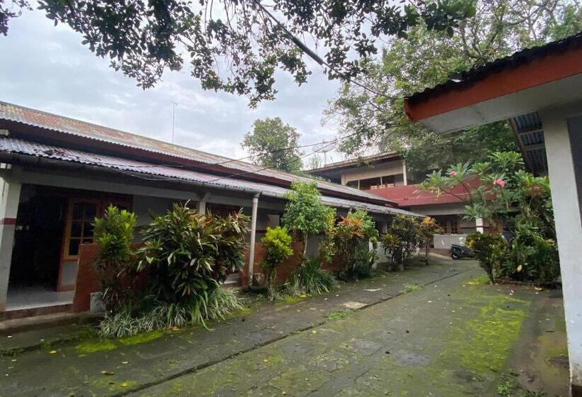 Отель Spot On 93517 De Lanang Homestay