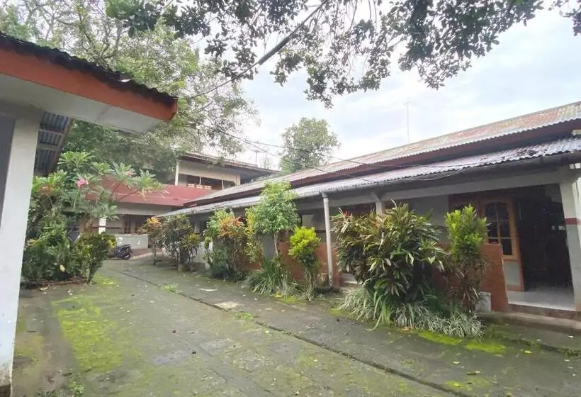 ホテル Spot On 93517 De Lanang Homestay