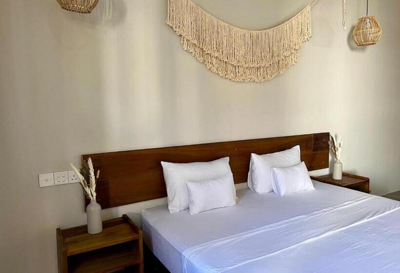 Отель Triton Dondra