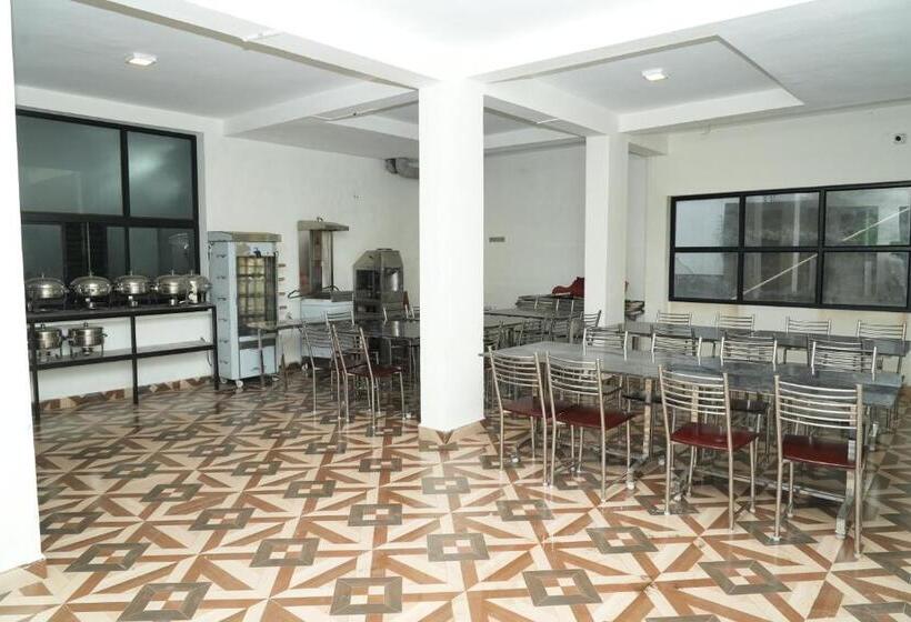 ホテル Vetrivel International By Brown Tree Resorts