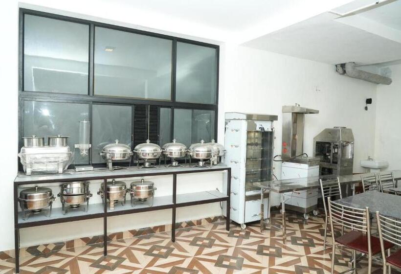 ホテル Vetrivel International By Brown Tree Resorts