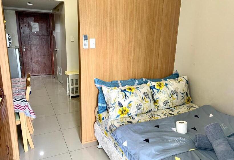 Kathy S Crib 14th Flr Pool View