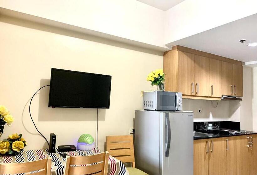 Kathy S Crib 14th Flr Pool View