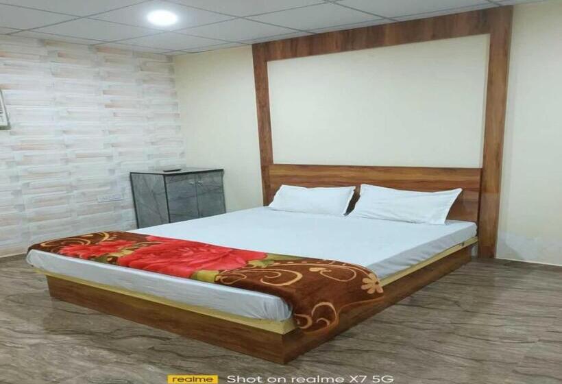 Oyo Neelkanth Hotel And Restaurant