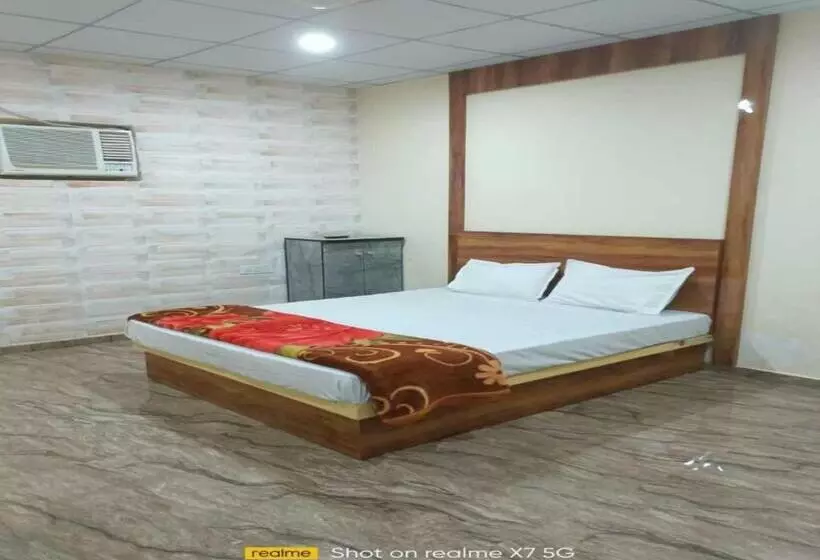 Oyo Neelkanth Hotel And Restaurant