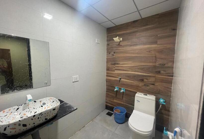 Oyo Neelkanth Hotel And Restaurant