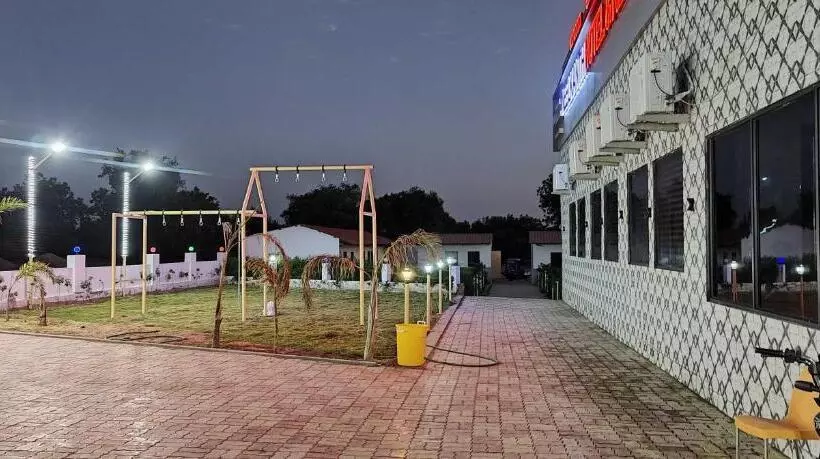 Oyo Neelkanth Hotel And Restaurant