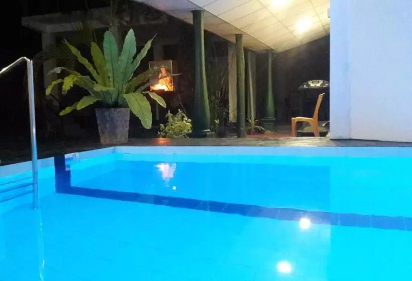 Aamiaismajoitus (B&B) A4 Villas Udawalawe