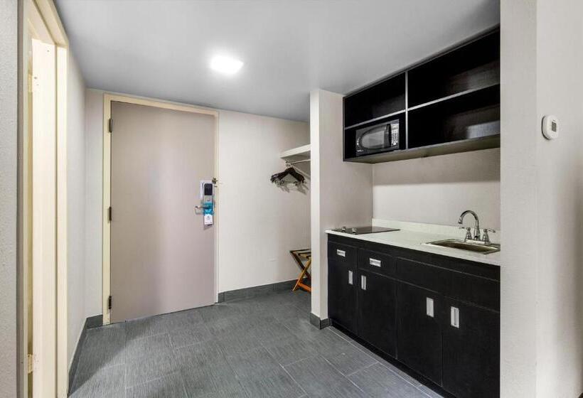 هتل Suburban Studios