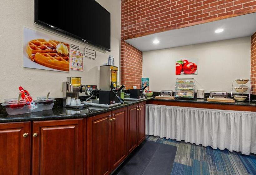 هتل Suburban Studios