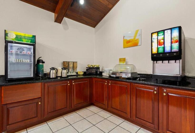 هتل Suburban Studios