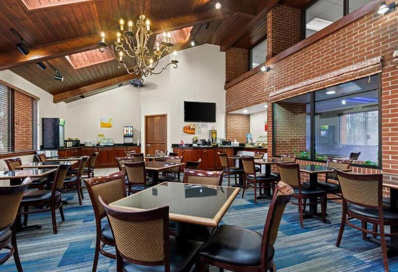 هتل Suburban Studios