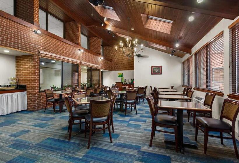 هتل Suburban Studios